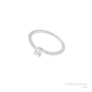 Anillo de plata de ley con circonitas.